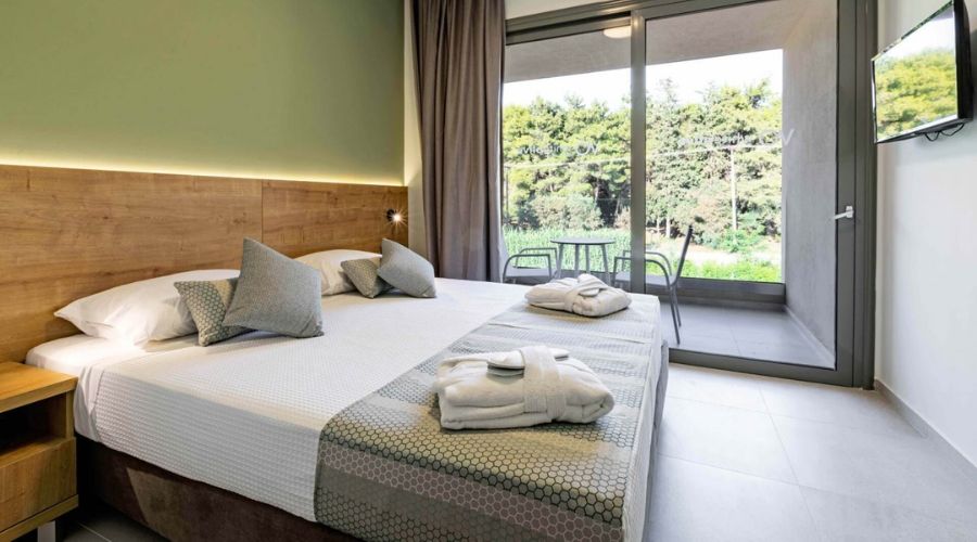 White Olive Elite Laganas 4-star